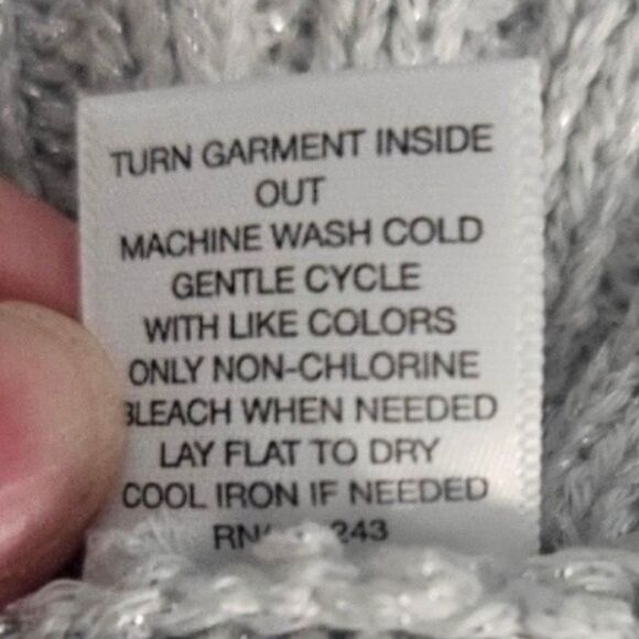 Womens NWT New York & Co Soho Metallic Cable Long Sleeve V-Neck Sweater - Size: - Picture 8 of 15